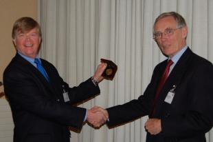 Prof Geoff Cox accepting Philip H Thomas Medal from Prof Dougal Drysdale